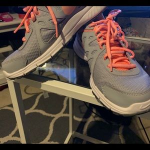 Woman’s Nike shoes size 10.